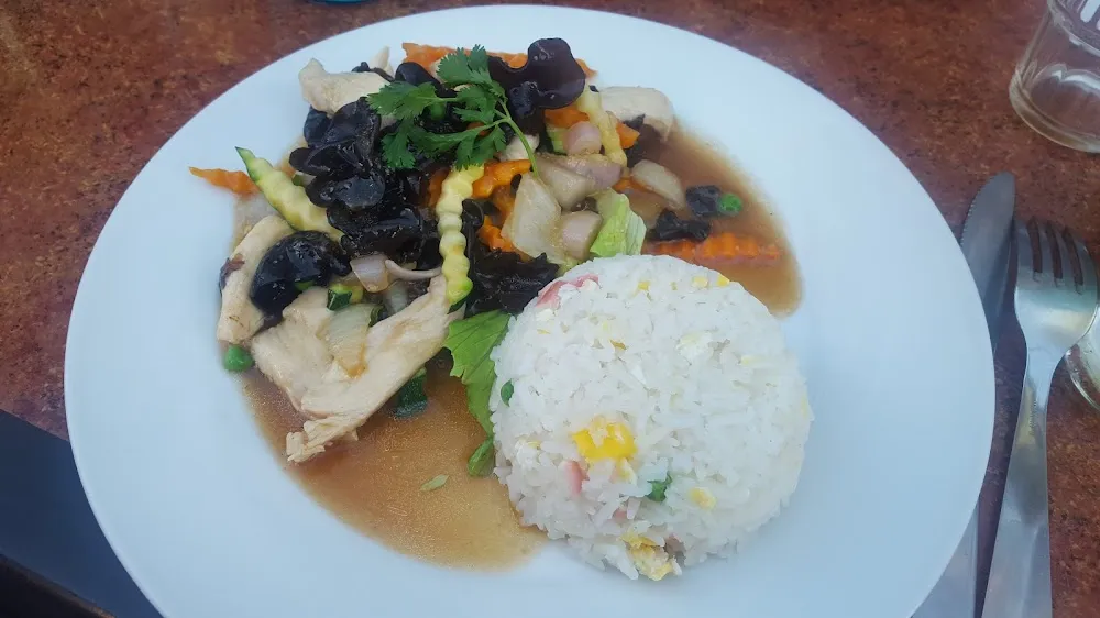 Poulet Sauté Et Champignons Noirs Riz Cantonnais